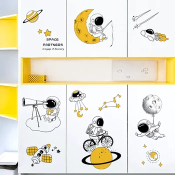 Креативные наклейки на стену с мультяшными астронавтами для детской комнаты Декор стен спальни мальчика Самоклеящиеся наклейки Украшение комнаты Домашний декор
