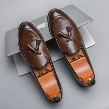 Деловые мужские модельные туфли без застежки с круглым носком, однотонные черные с кисточками, Размер 38-46, новые коричневые мужские лоферы
